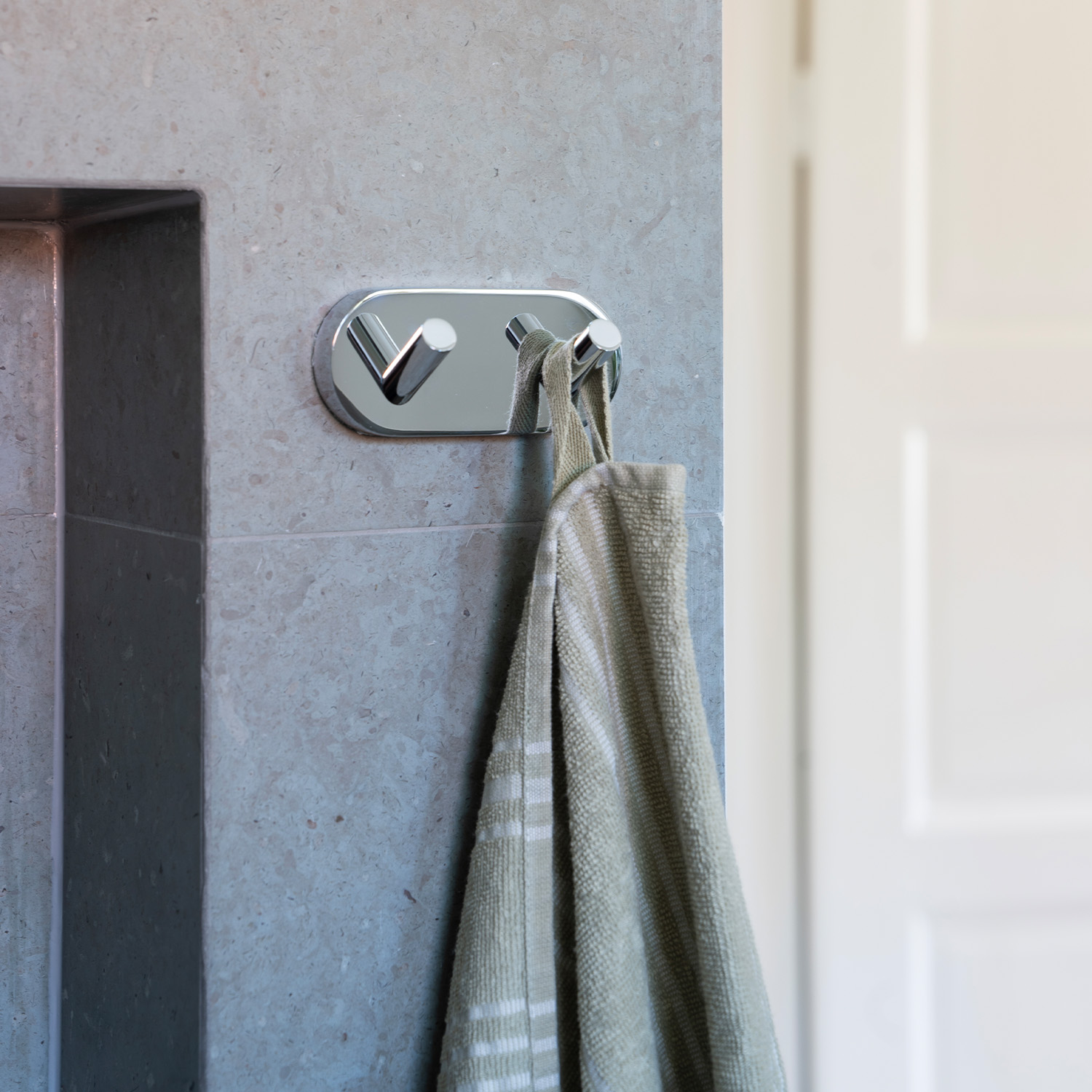 Accessori da bagno Smedbo Home Series Appendiabiti in ottone spazzolato 2 Accessori da bagno Smedbo Home Series Appendiabiti in ottone spazzolato 2