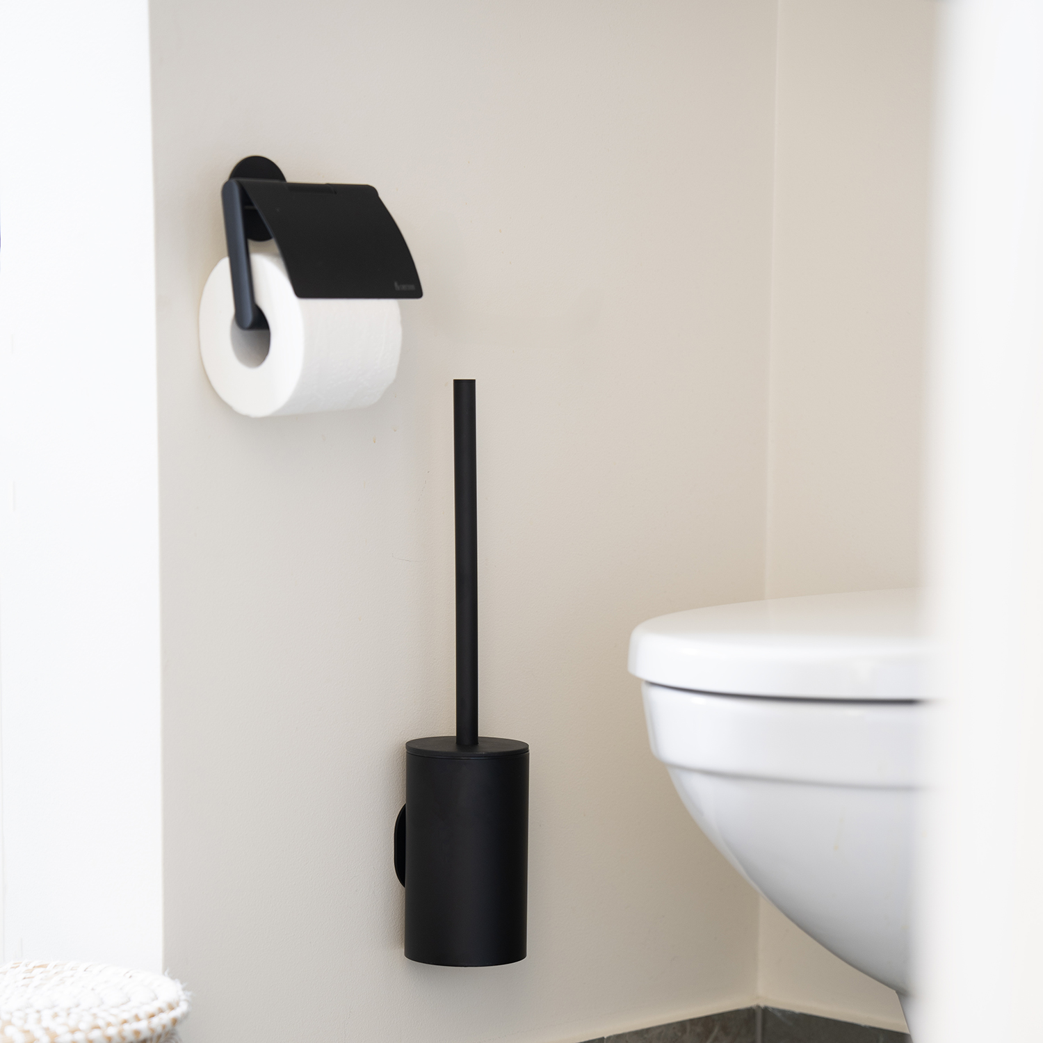 Accessori per il bagno della serie Smedbo Home in ottone spazzolato